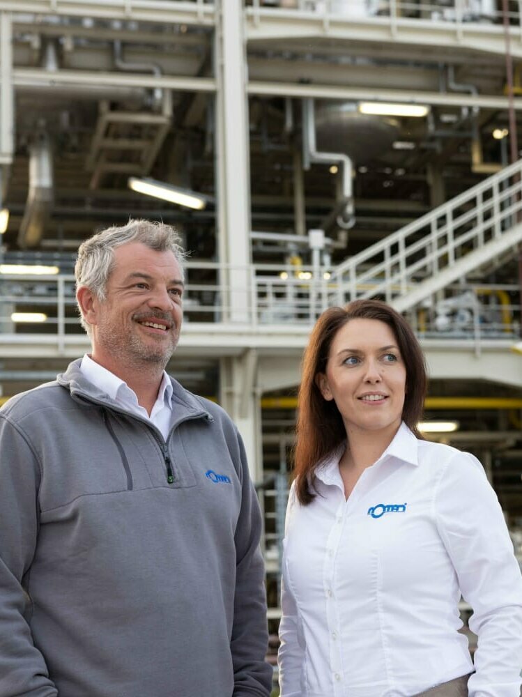 Rotan Geschäftsführer und Prokuristin vor Industrieanlage 