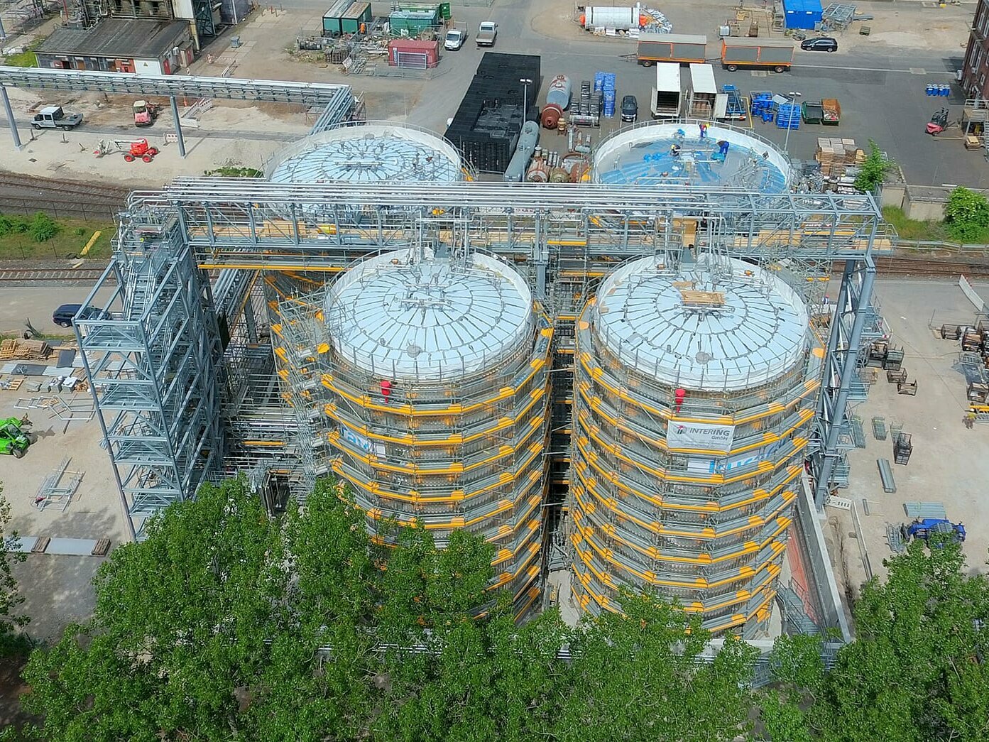 Großes Tanklagerprojekt mit Rotan für den Chemiekonzern Kuraray im laufenden Bauzustand
