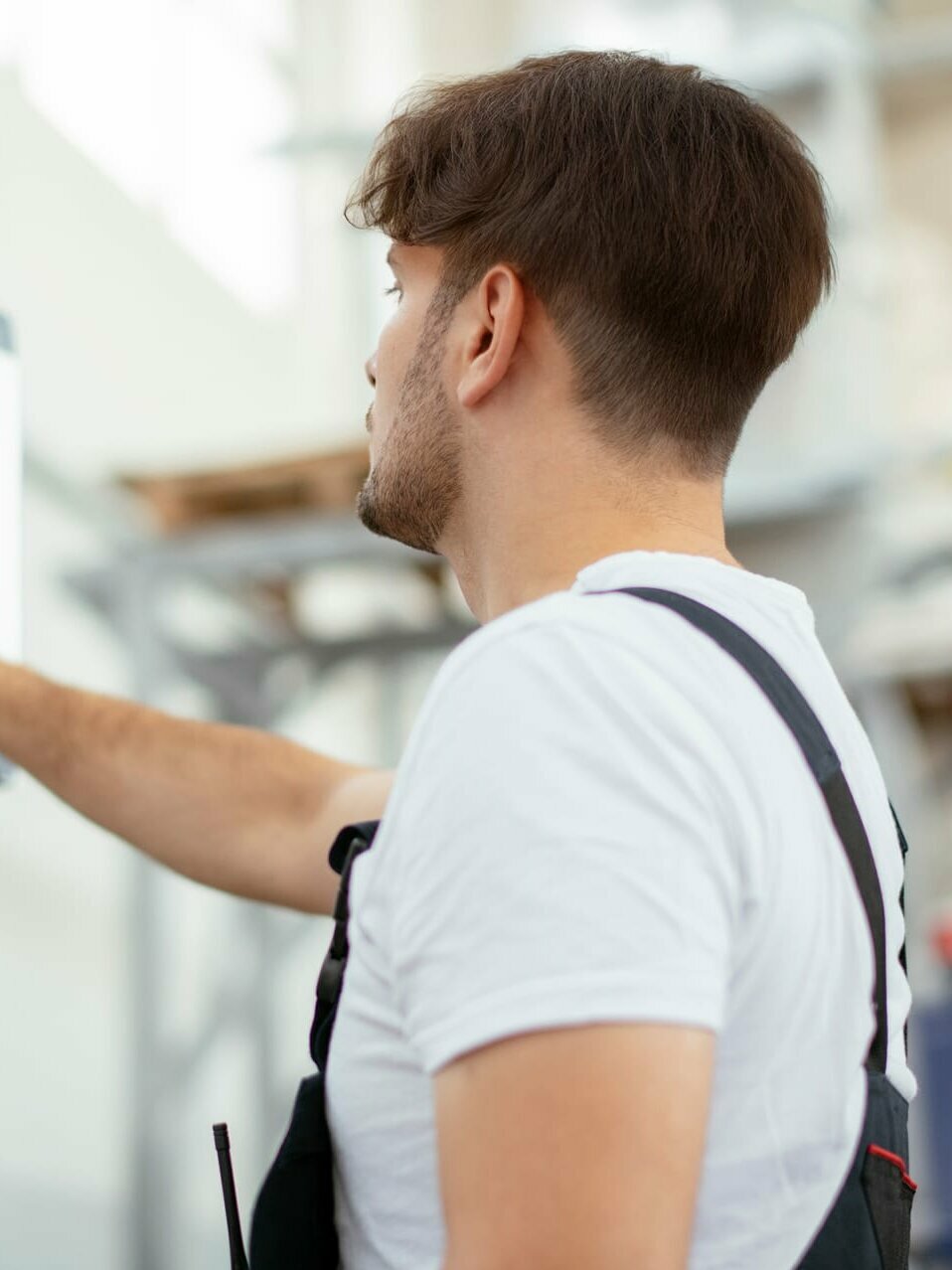 Rotan-Servicemonteur bei der professionellen Wartung einer Reinigungsanlage