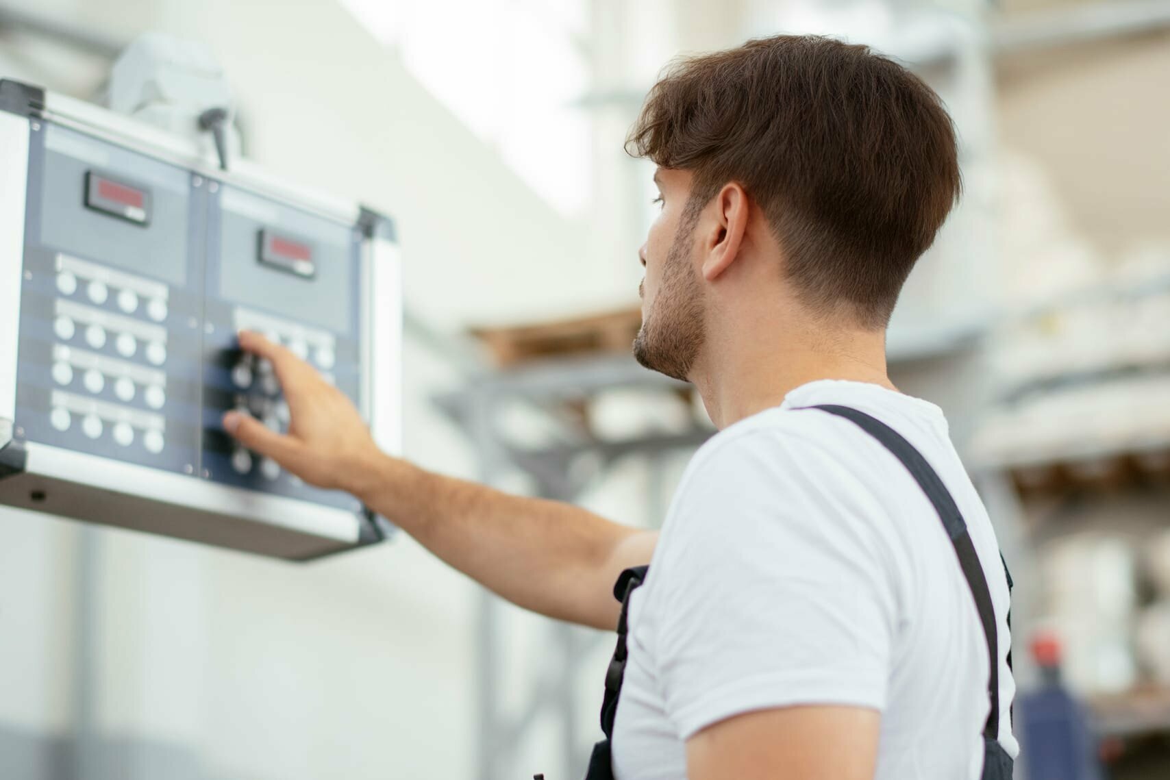 Rotan-Servicemonteur bei der professionellen Wartung einer Reinigungsanlage