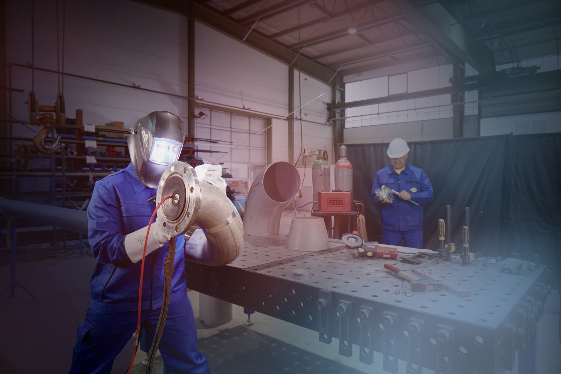 Schweißer bei der Bearbeitung von Edelstahlrohren bei Rotan – Präzisionsarbeit für Tanklager und Reinigungstechnik