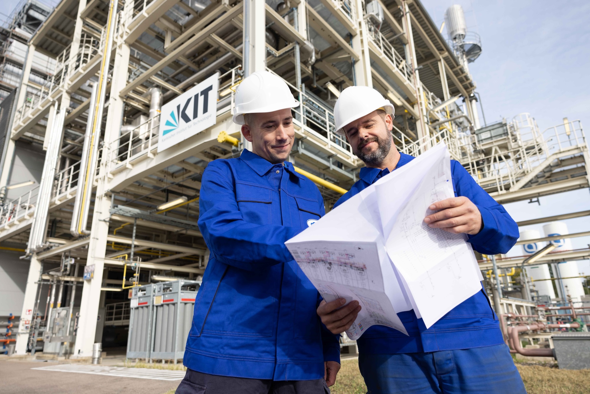 Teamwork bei Rotan – Besprechung von Plänen im Bereich Tanklagerbau und Reinigungstechnik