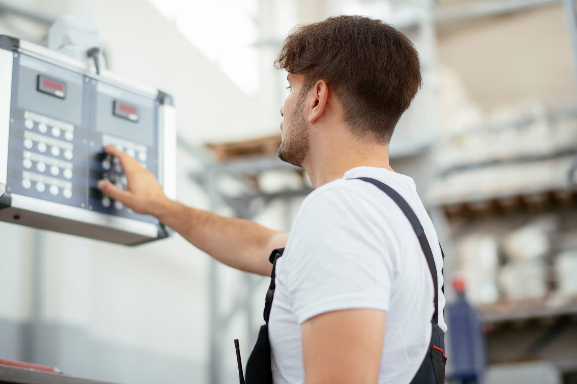 Rotan-Servicemonteur bei der professionellen Wartung einer Reinigungsanlage