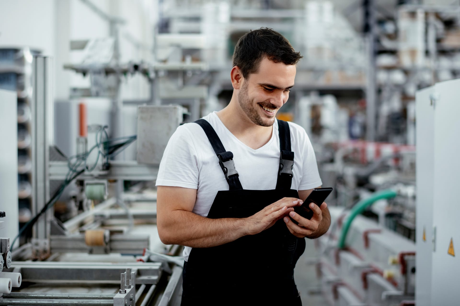 Servicetechniker der Rotan Reinigungstechnik bei der Wartung einer industriellen Reinigungsanlage