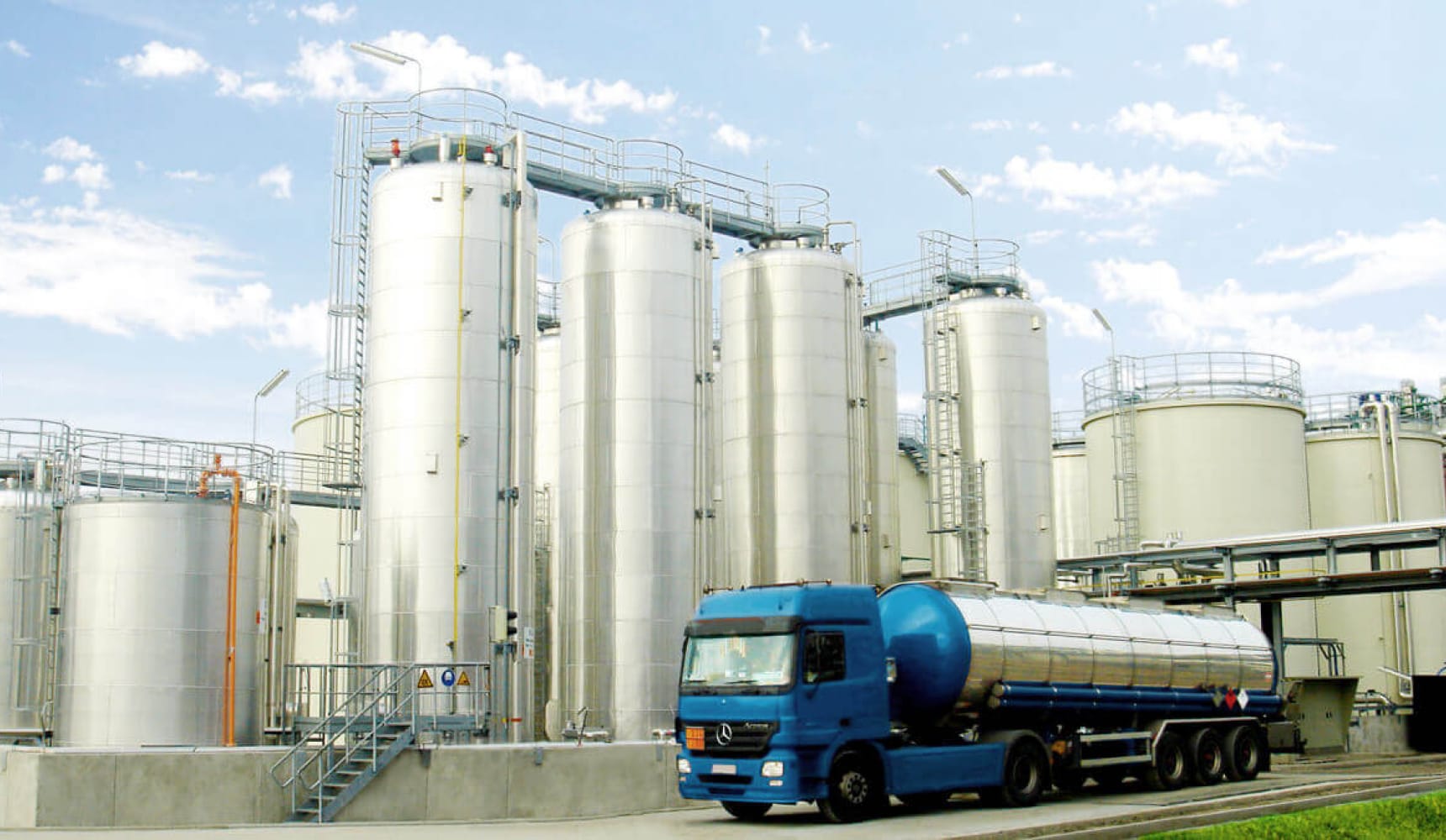 Tanklastzug vor großem Tanklager – Rotan Anlagen für die industrielle Lagerung und Logistik