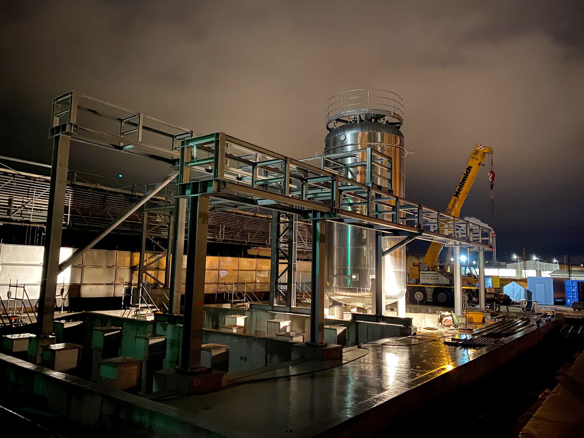 Baustelle eines Tanklagers bei Nacht – Rotan im Einsatz beim Aufbau von großtechnischen Lagertanks