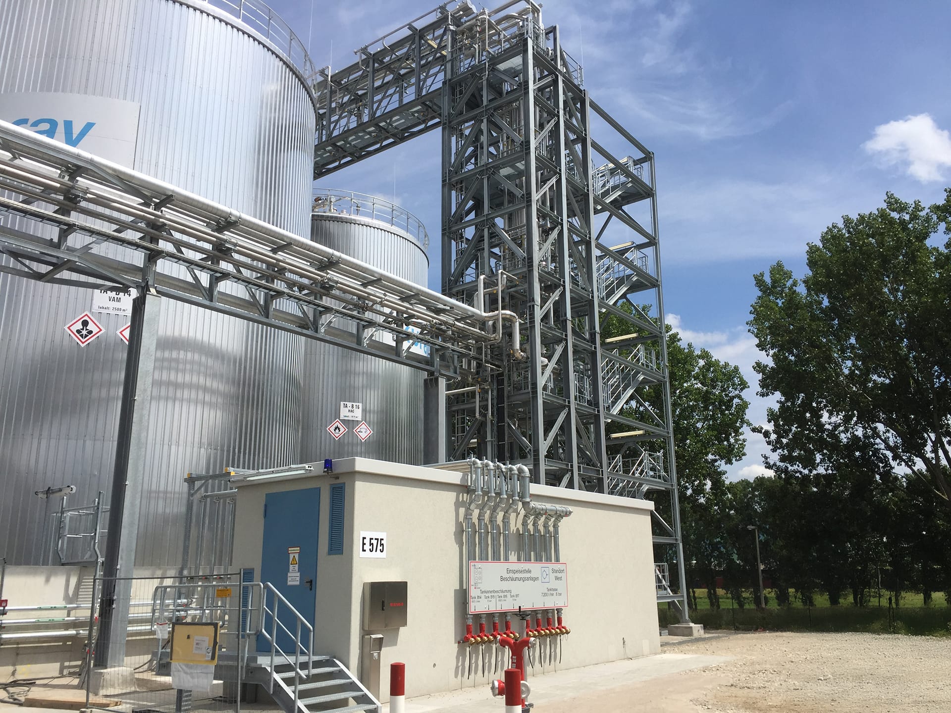 Detailaufnahme eines Tanklagers – Rotan für Planung und Umsetzung komplexer Anlagen