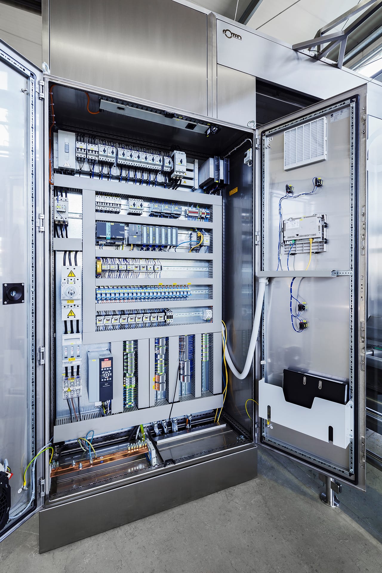 Schaltschrank mit EMSR-Technik von Rotan zur Steuerung und Überwachung industrieller Tanklageranlagen