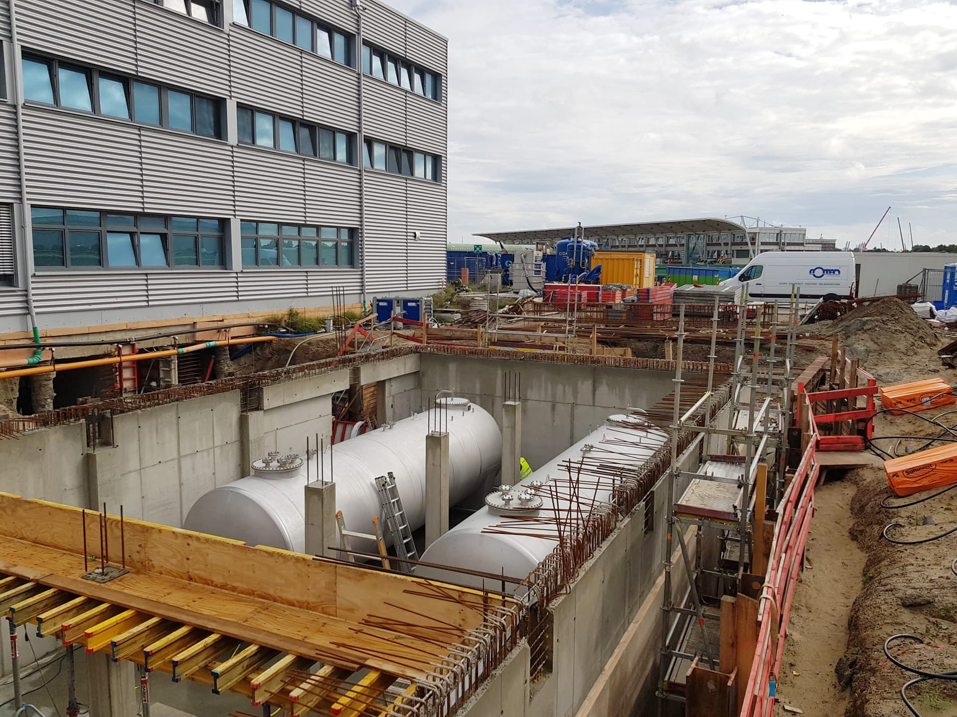 Baustellenansicht einer Tanklageranlage mit eingebauten Edelstahltanks und Rotan Servicefahrzeug