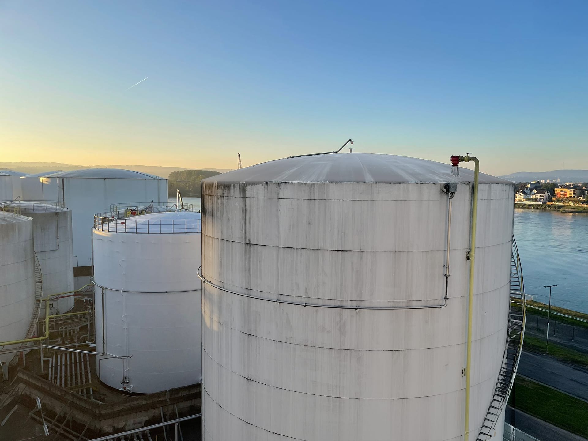 Rotan bietet umfassende Service- und Wartungsleistungen für Tanklageranlagen