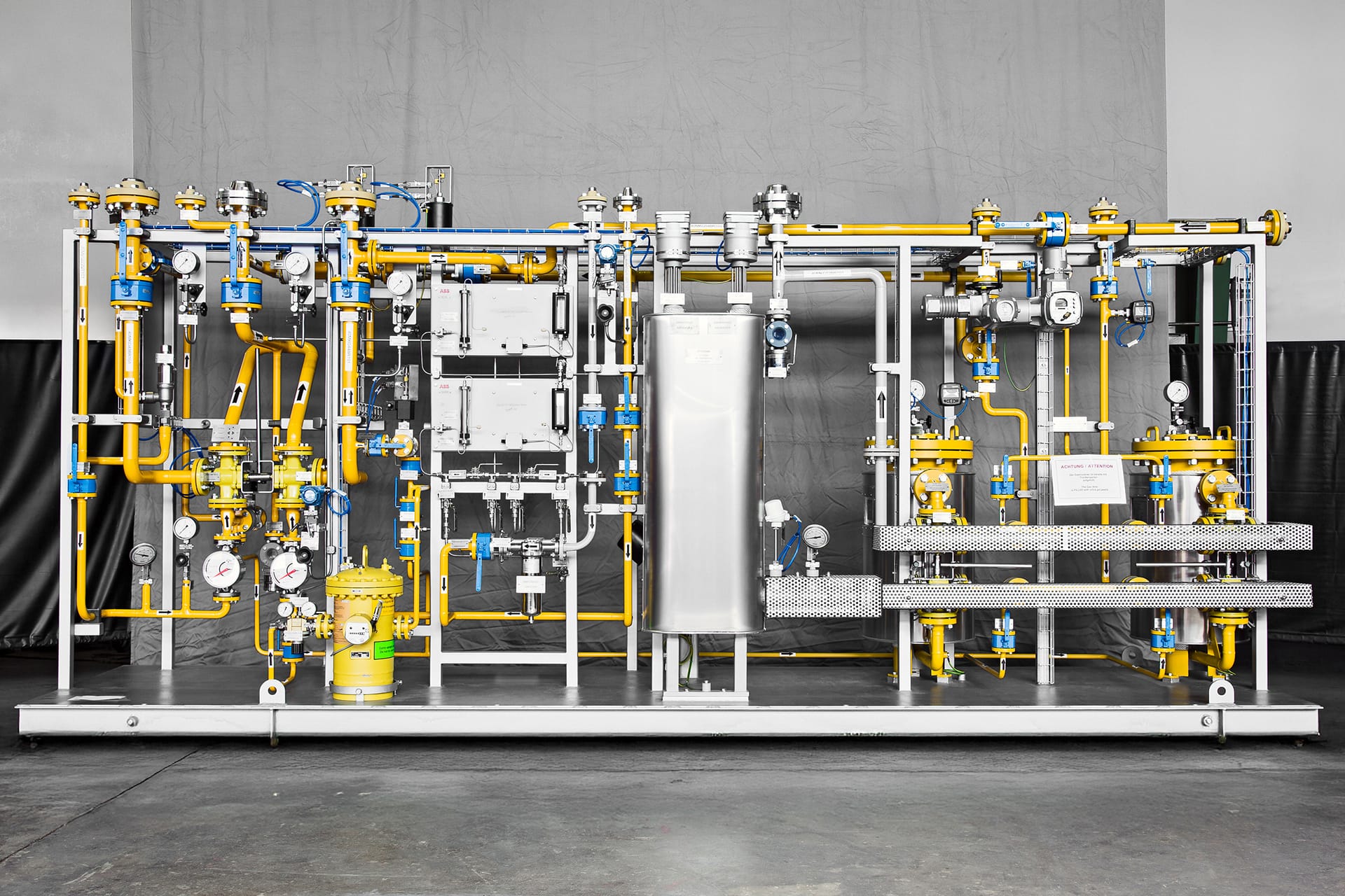 Kompakte Skid-Bauweise von Rotan für moderne Tanklagertechnik mit integrierter Messtechnik und Steuerung