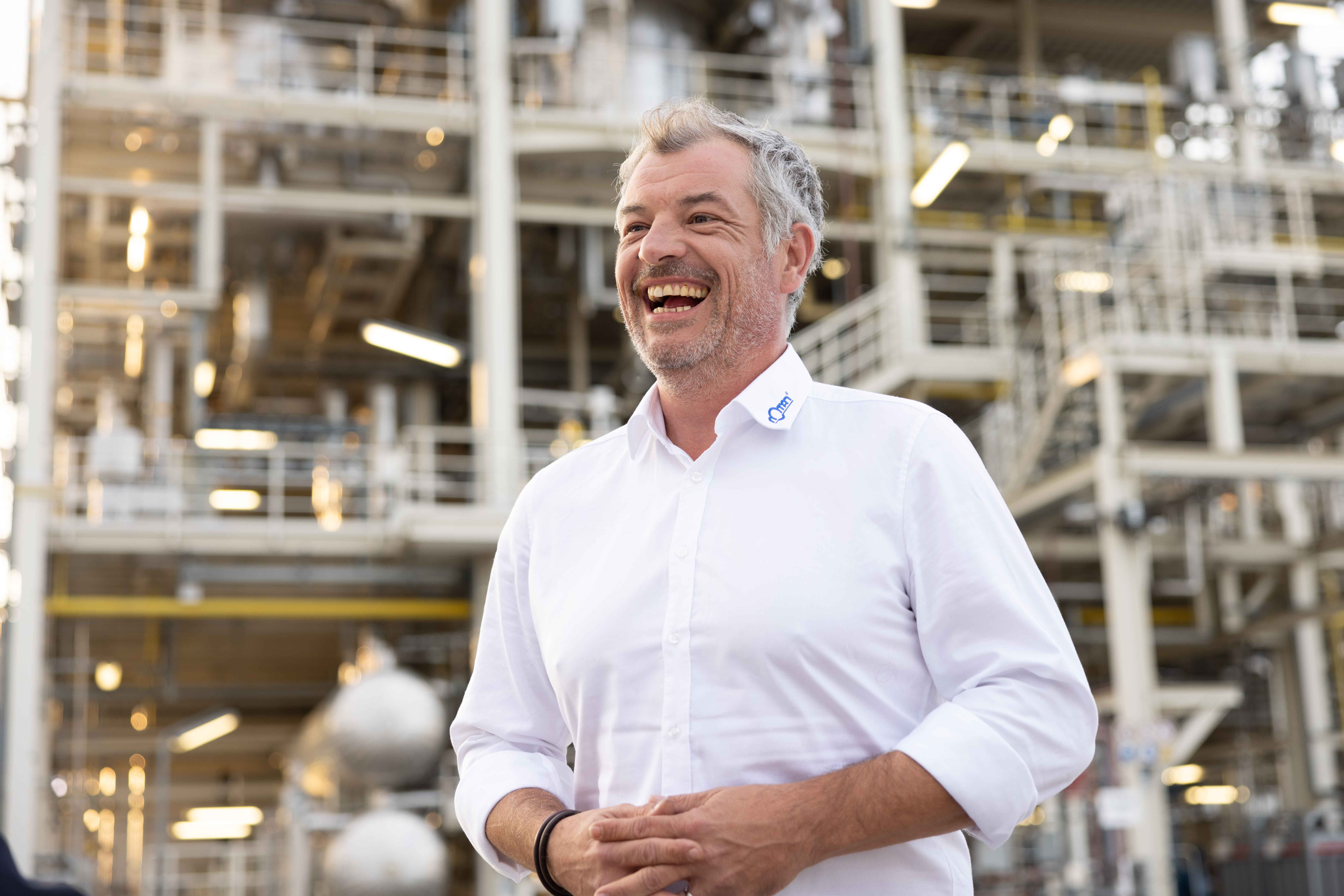 Geschäftsführer Thomas Holzwarth der Rotan GmbH vor einer Industrieanlage