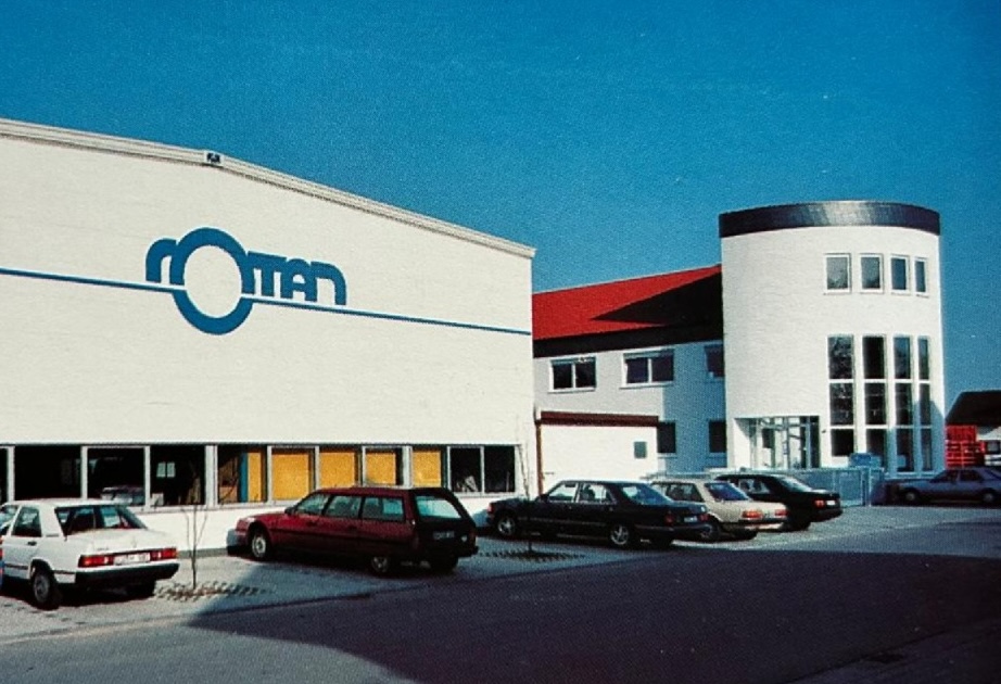 Hauptsitz der Rotan GmbH in Dannstadt mit Firmenlogo und Fuhrpark auf dem Gelände