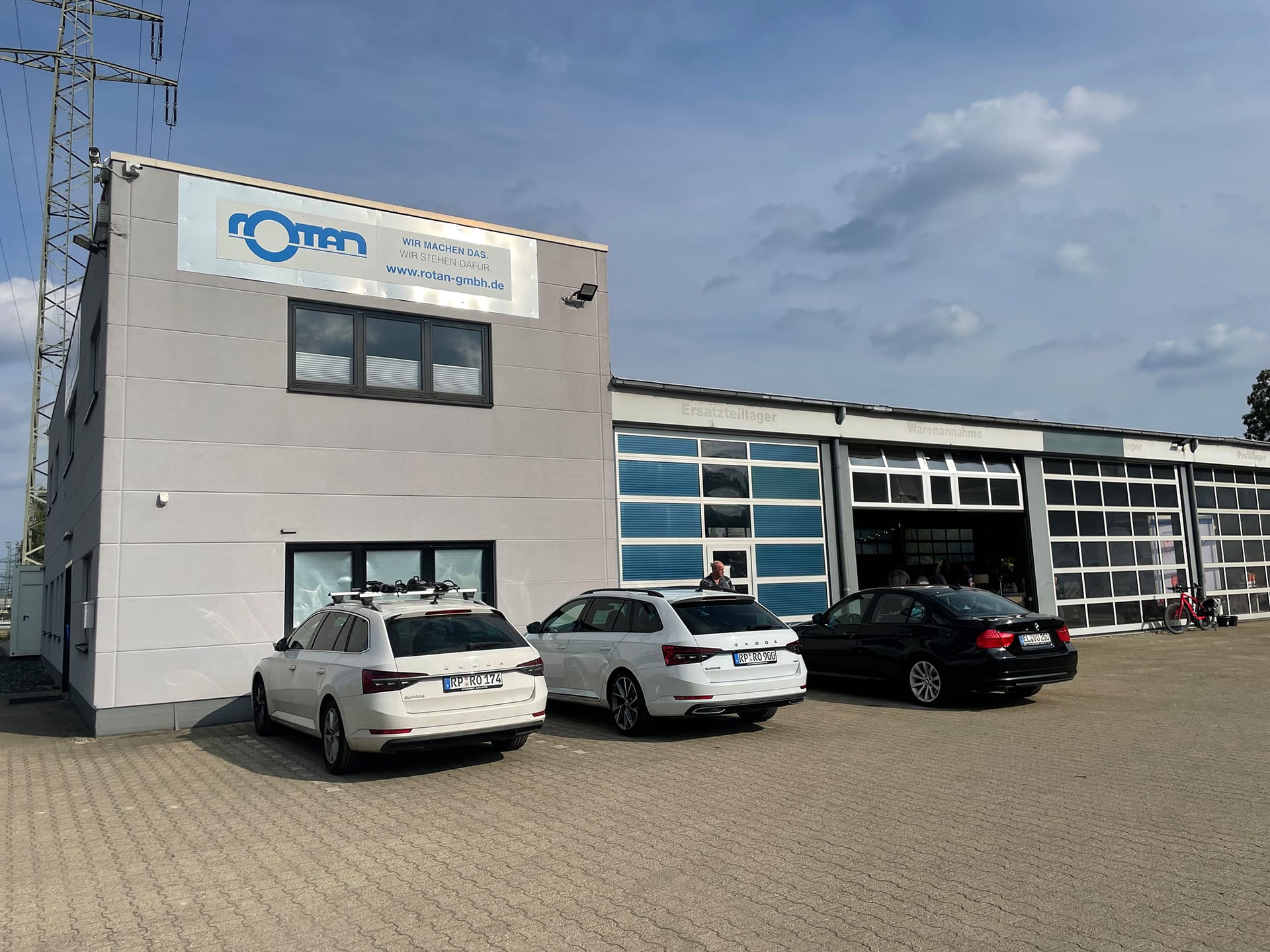 Außenansicht des damaligen Rotan-Firmensitzes mit Fahrzeugflotte und markanter Architektur in Gelsenkirchen