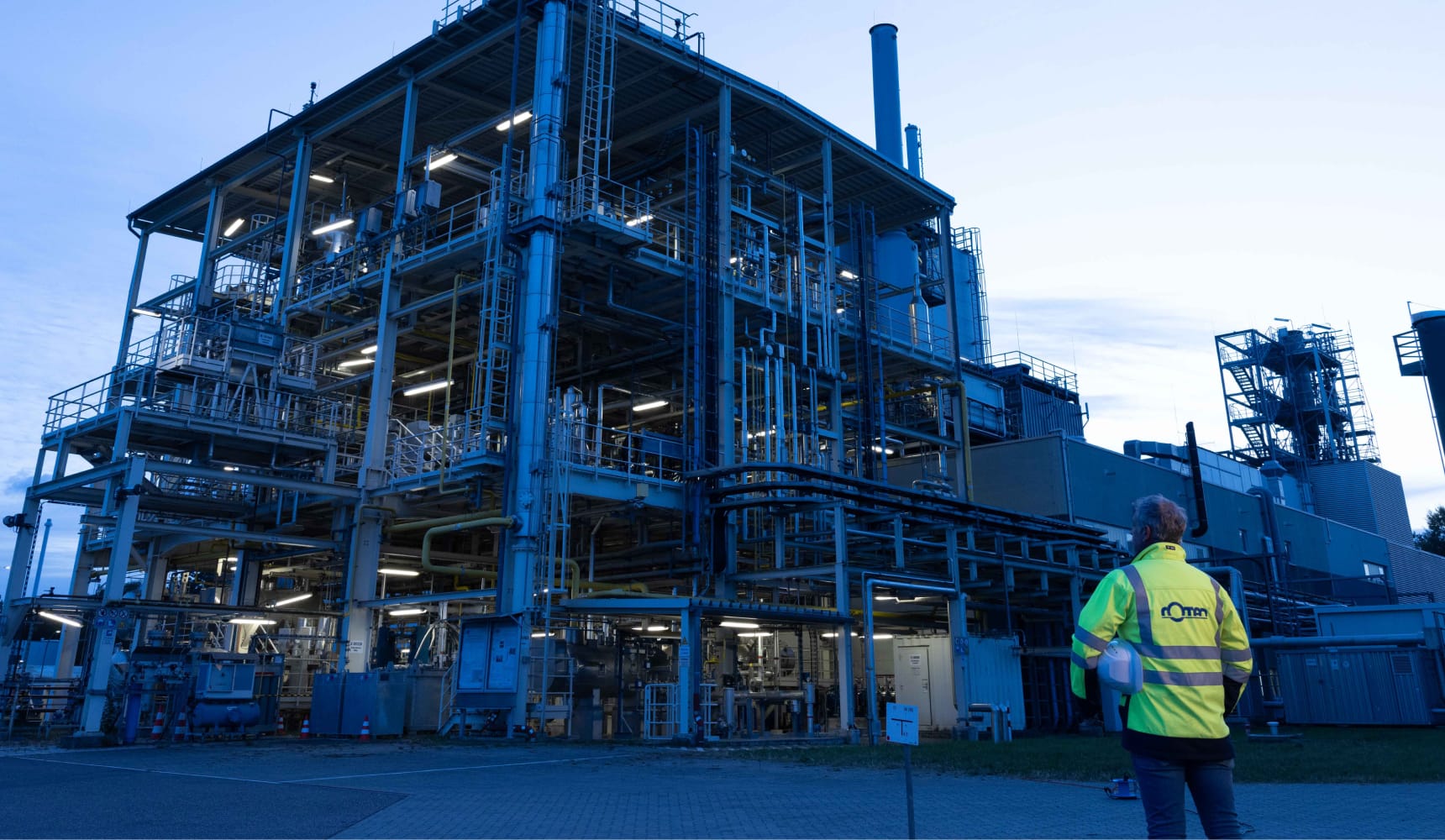 Rotan-Team bei Inspektion einer großen Industrieanlage