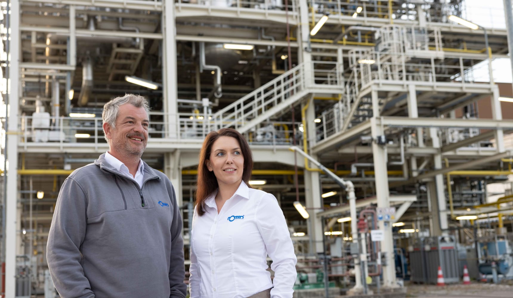 Rotan Geschäftsführer und Prokuristin vor Industrieanlage 